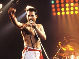 Freddie Mercury, líder da banda Queen - Foto: Instagram @officialqueenmusic