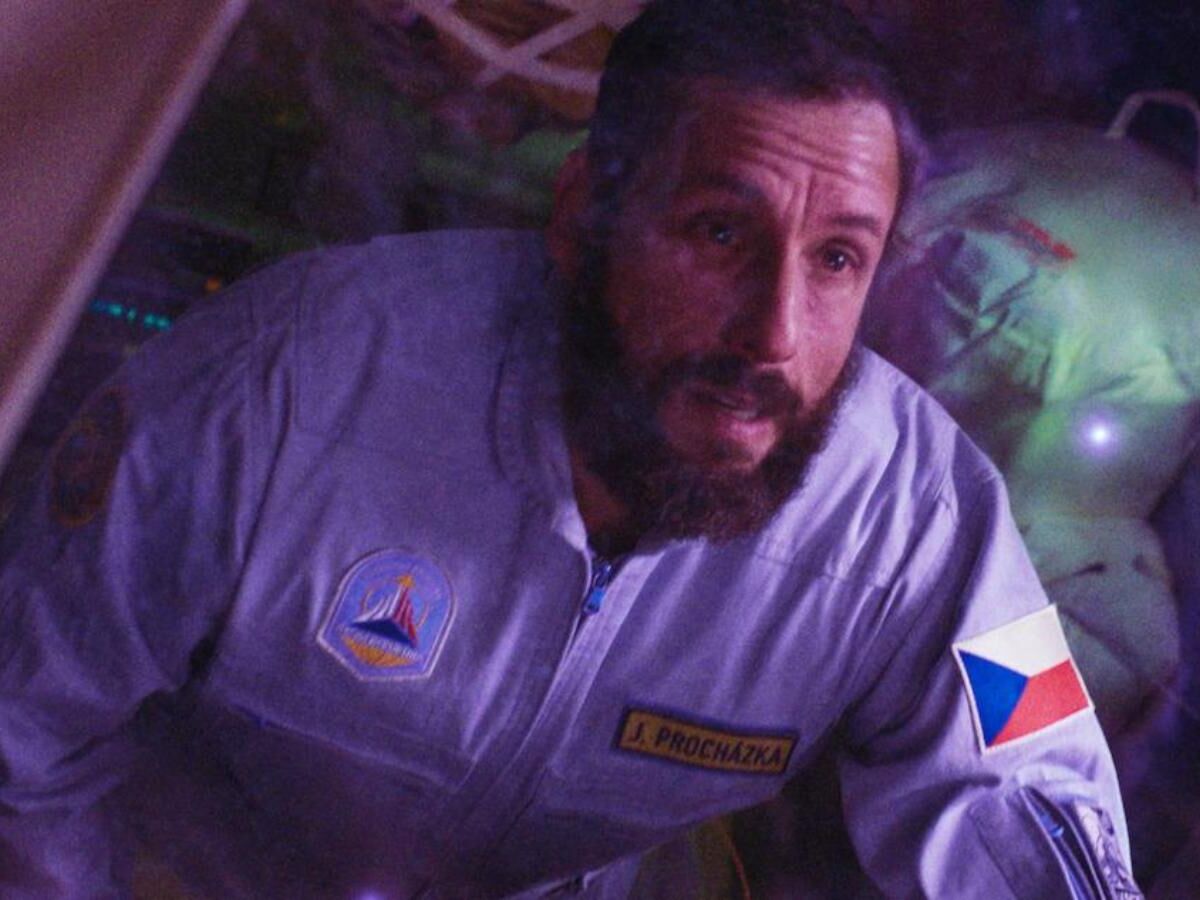 Adam Sandler em cena de O Astronauta, lançado em 2024 na Netflix - Foto: Netflix
