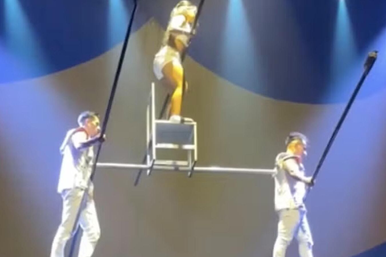 Artista do Gravity Circus cai de corda bamba em espetáculo no Reino Unido - Foto: YouTube