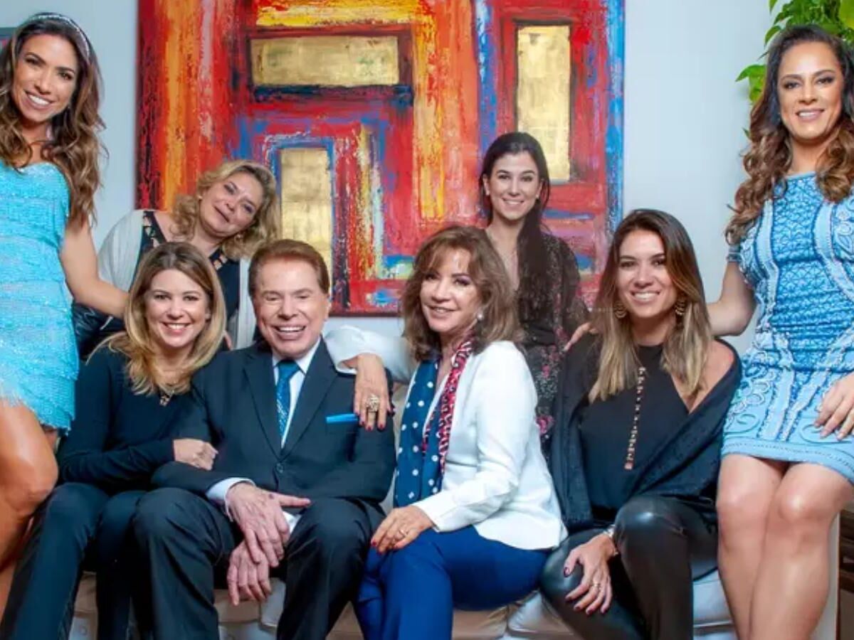 Silvio Santos ao lado da esposa, Iris Abravanel, e das seis filhas - Foto: Rogério Pallatta/SBT