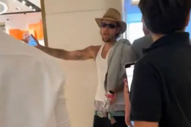 Justin Bieber surta com adolescentes: 'vocês se acham engraçados?'