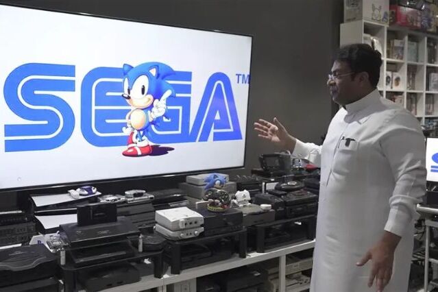 Homem conecta 444 consoles em televisor para quebrar recorde mundial