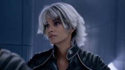 Halle Berry já quebrou dez ossos em filmes de ação: 'já desmaiei três vezes no set'