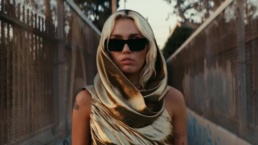 Miley Cyrus no clipe de Flowers - Foto: YouTube