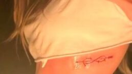 Jennifer Lopez remove tatuagem em homenagem a Ben Affleck