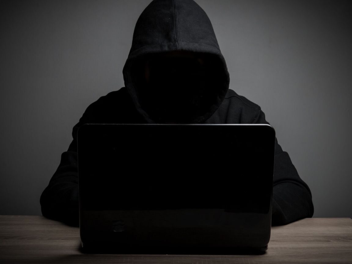 Hacker alerta sobre senhas comuns e a necessidade de maior segurança online