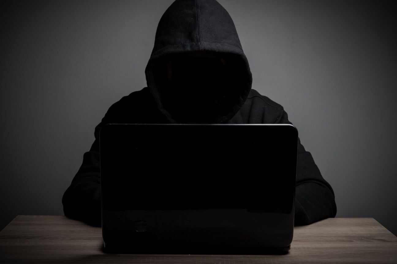 Hacker alerta sobre senhas comuns e a necessidade de maior segurança online