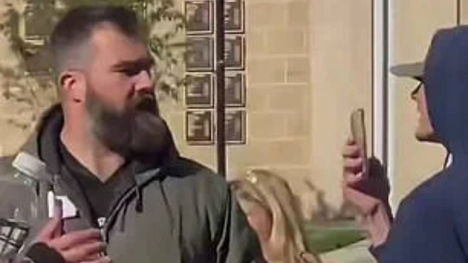 Jason Kelce reage a provocação sobre seu irmão, Travis Kelce, e Taylor Swift - Foto: Twitter