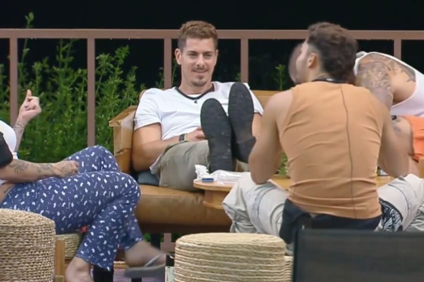 Sacha Bali conversa com aliados sobre confusão com Babi Muniz em A Fazenda 16