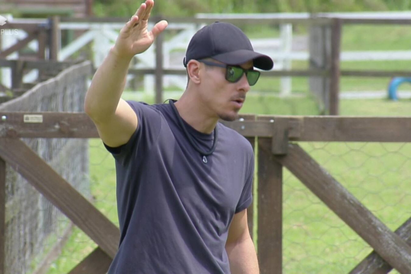 Sacha Bali em discussão com Flora Cruz em A Fazenda 16 - Foto: Record