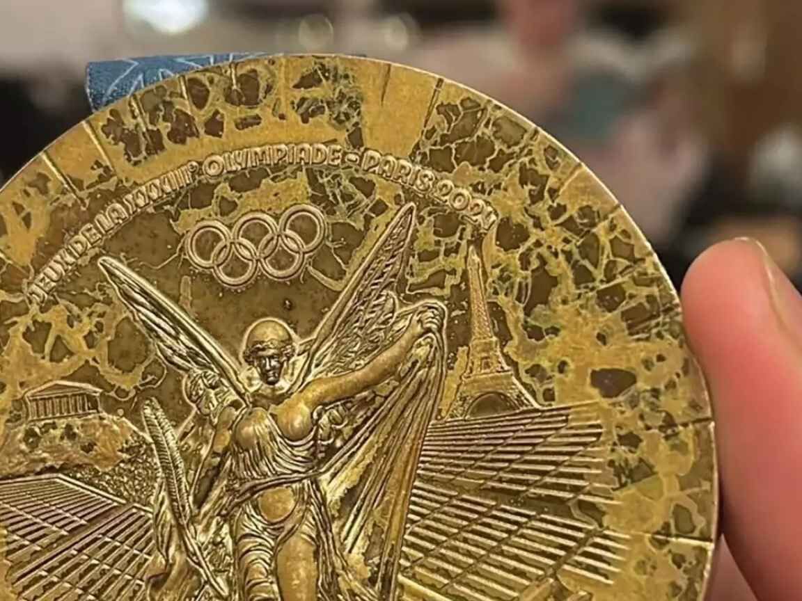Medalhas das Olimpíadas de Paris 2024 enfrentam novas críticas por desgaste precoce