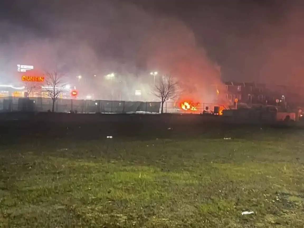 Avião cai na Filadélfia e deixa rastro de destruição; brasileiros relatam cena de terror