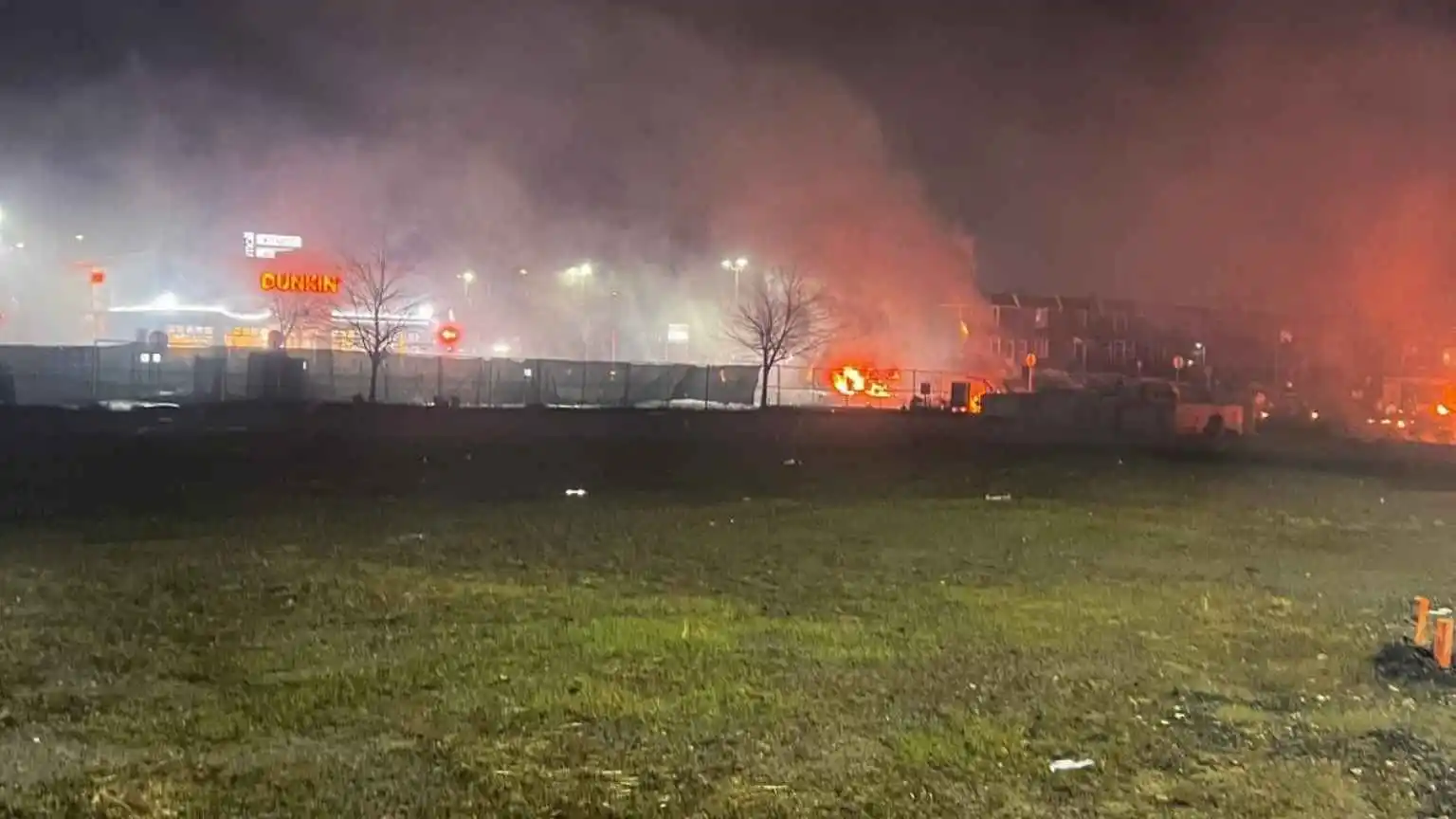 Avião cai na Filadélfia e deixa rastro de destruição; brasileiros relatam cena de terror