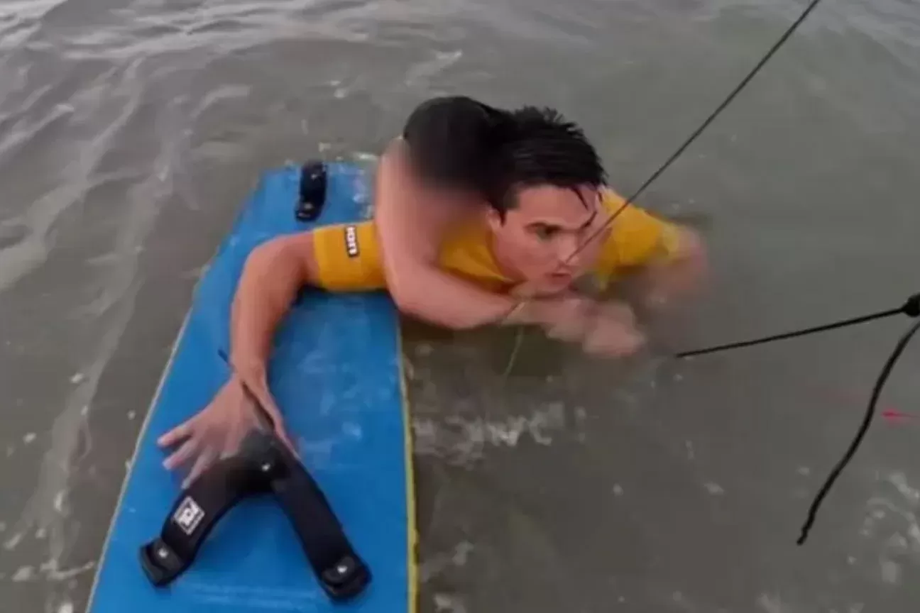 Surfista olímpico Bruno Lobo resgata mulher no mar durante prática de kitesurf