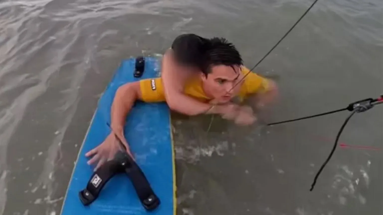 Surfista olímpico Bruno Lobo resgata mulher no mar durante prática de kitesurf