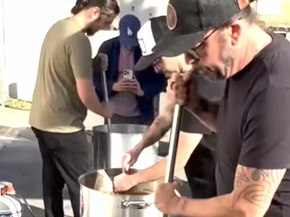 Dave Grohl ajuda famílias afetadas por incêndios em Los Angeles ao lado de ONG