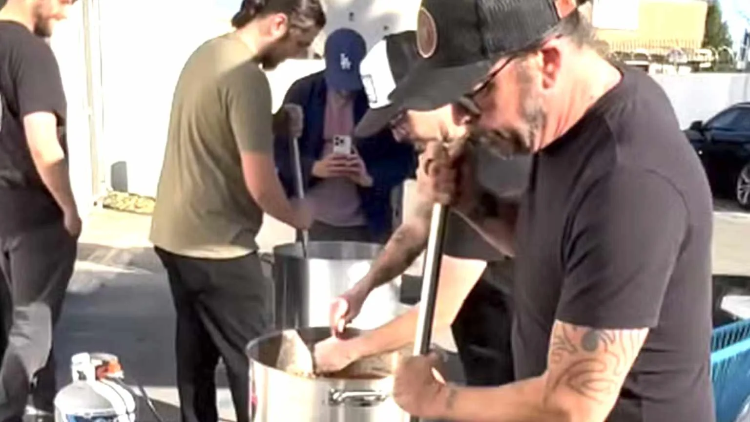 Dave Grohl ajuda famílias afetadas por incêndios em Los Angeles ao lado de ONG