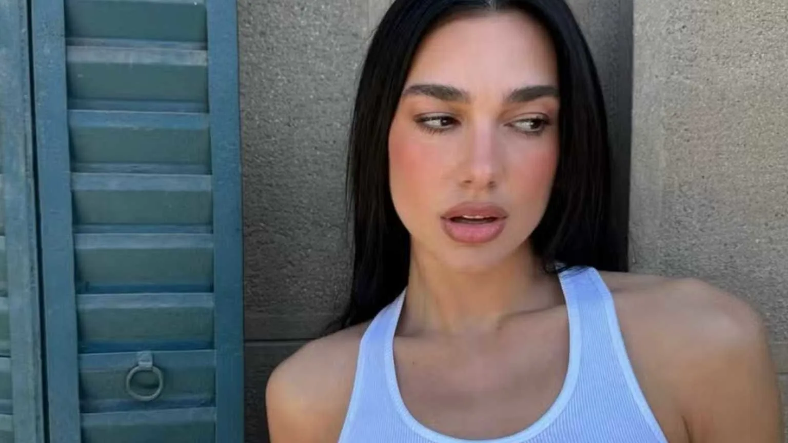 Dua Lipa enfrenta invasão de fãs em hotel no Chile durante viagem de trabalho