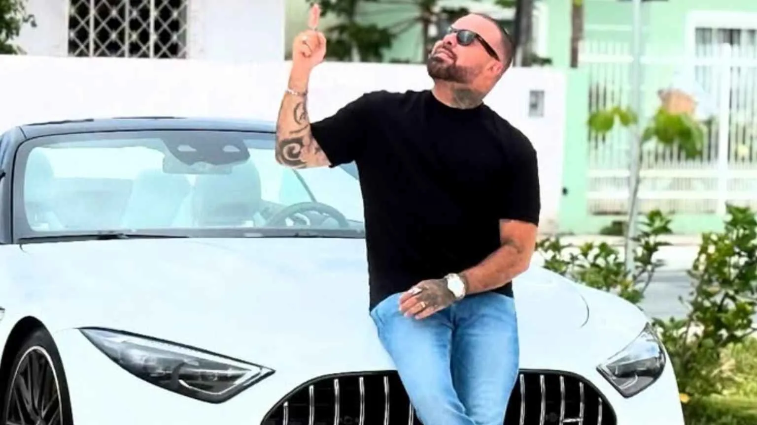 Influenciador morre após anestesia para tatuagem em hospital de SC