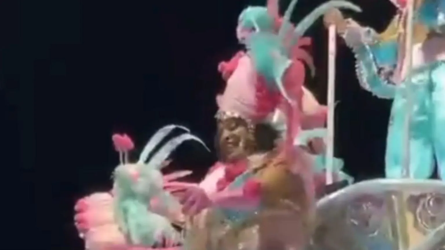 Passista processa Mangueira e LIESA após queda em carro alegórico no carnaval de 2024