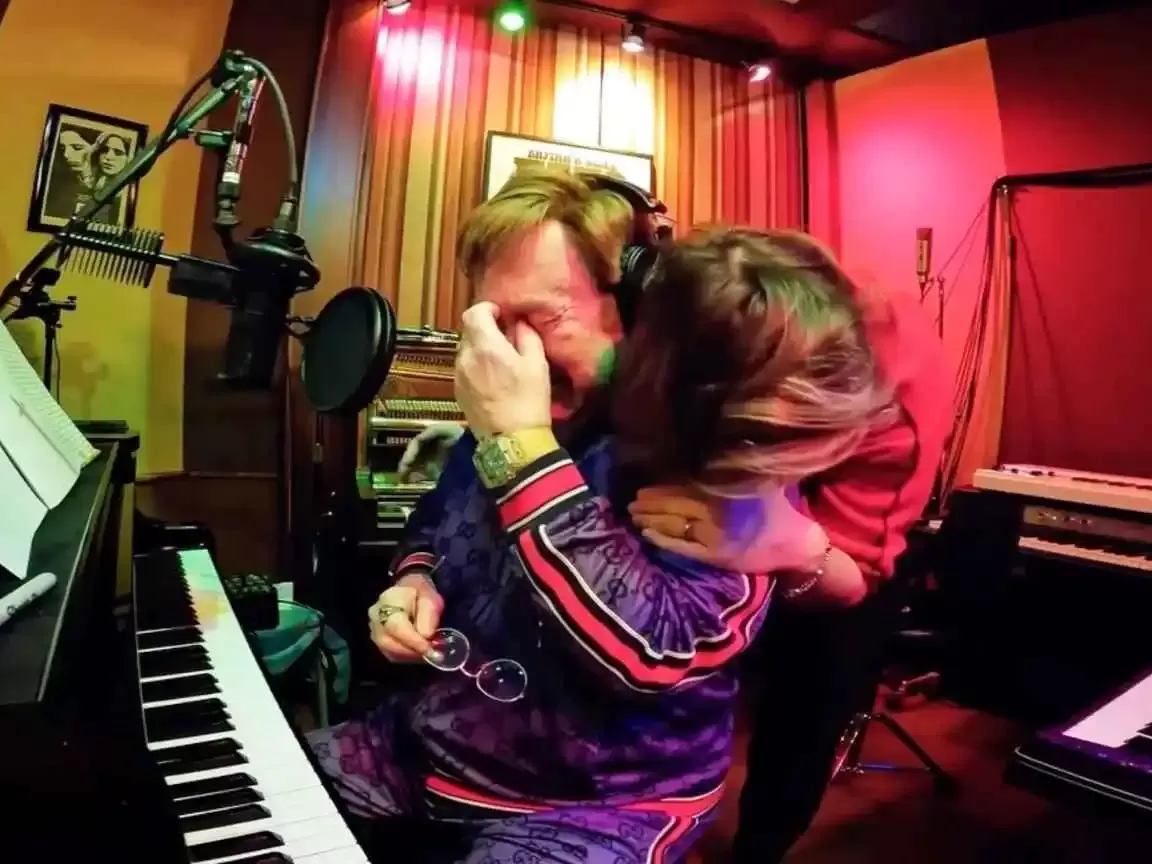 Elton John tem colapso emocional durante gravação de novo álbum com Brandi Carlile; veja