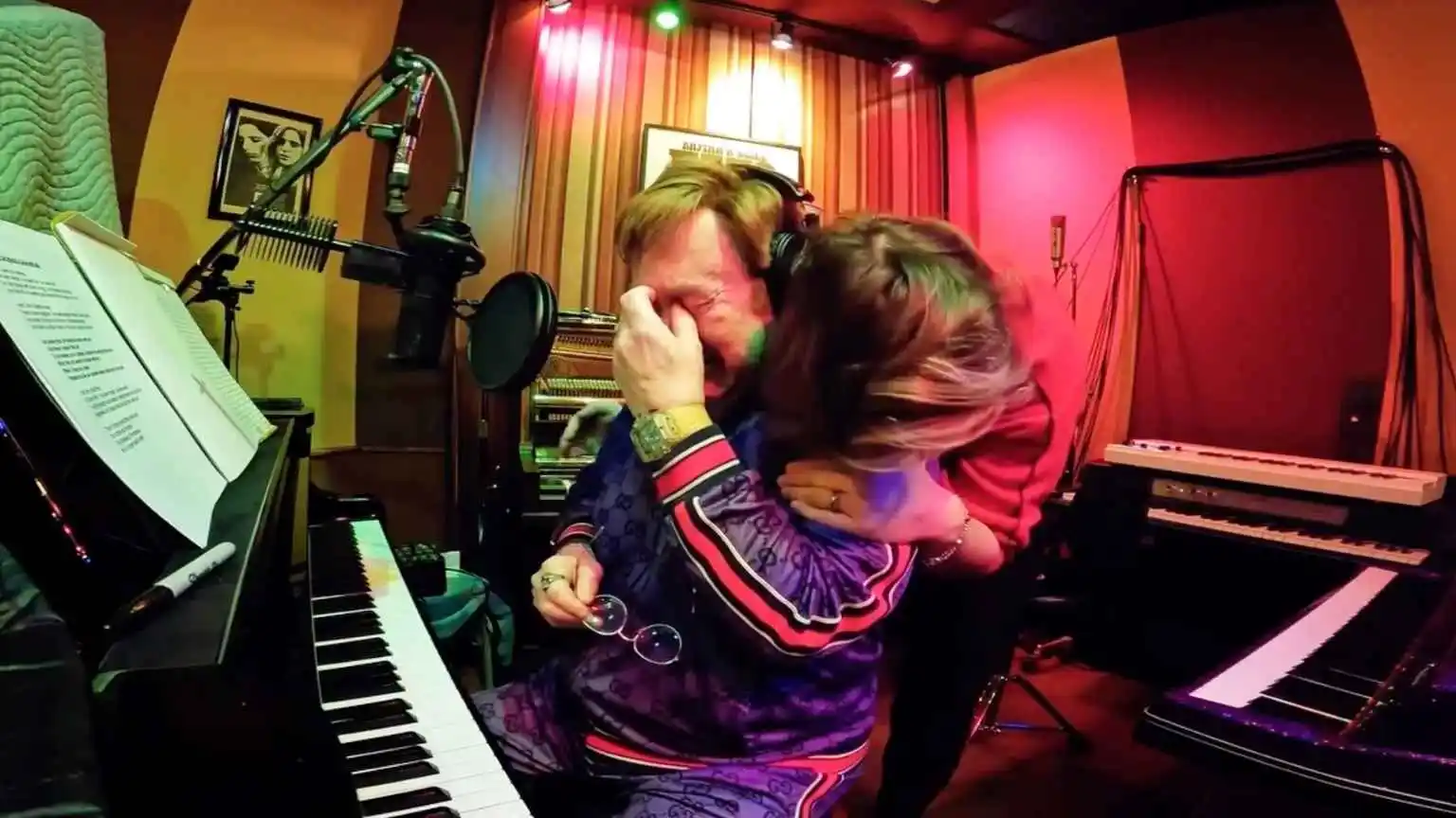 Elton John tem colapso emocional durante gravação de novo álbum com Brandi Carlile; veja