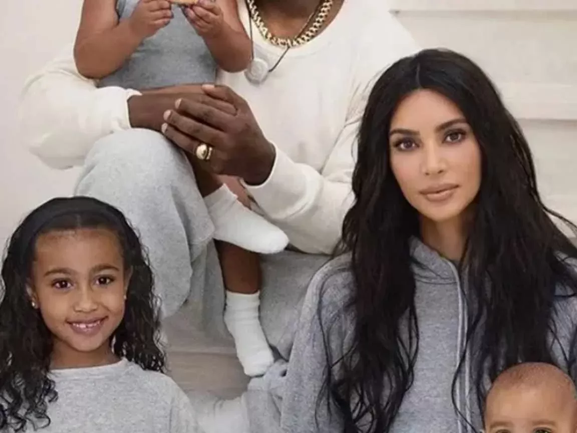 Kim Kardashian se distancia de Kanye West após polêmicas recentes: 'não quero saber dele'