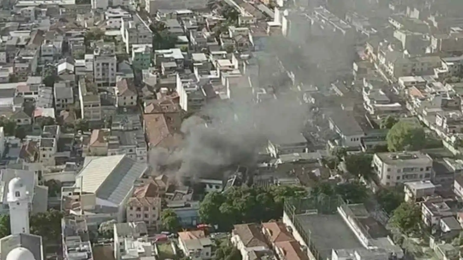 Incêndio atinge fábrica de fantasias no Rio e afeta escolas de samba