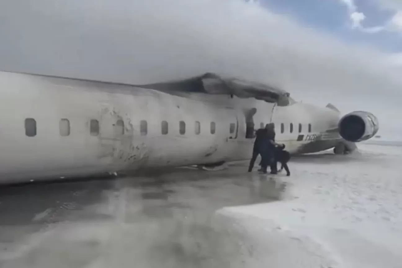 Avião da Delta Airlines sofre acidente e 'capota' no aeroporto de Toronto