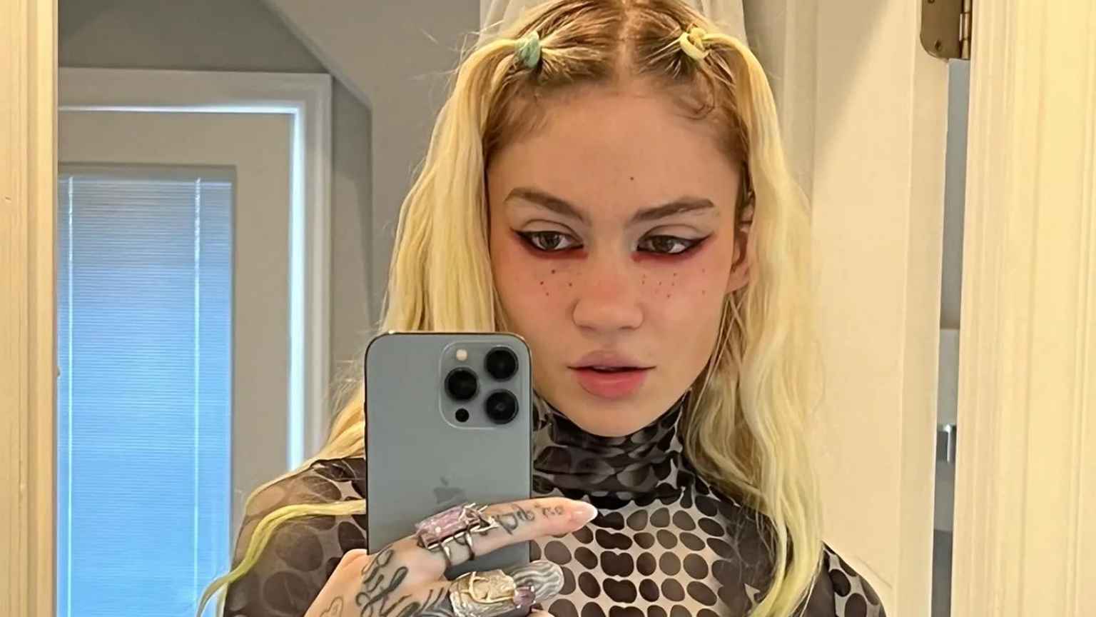 Grimes revela diagnóstico de autismo e TDAH e critica cultura da saúde mental nas redes
