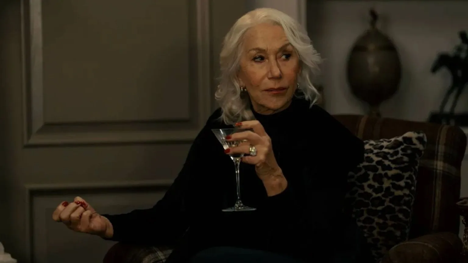 Helen Mirren critica James Bond e descarta versão feminina do personagem