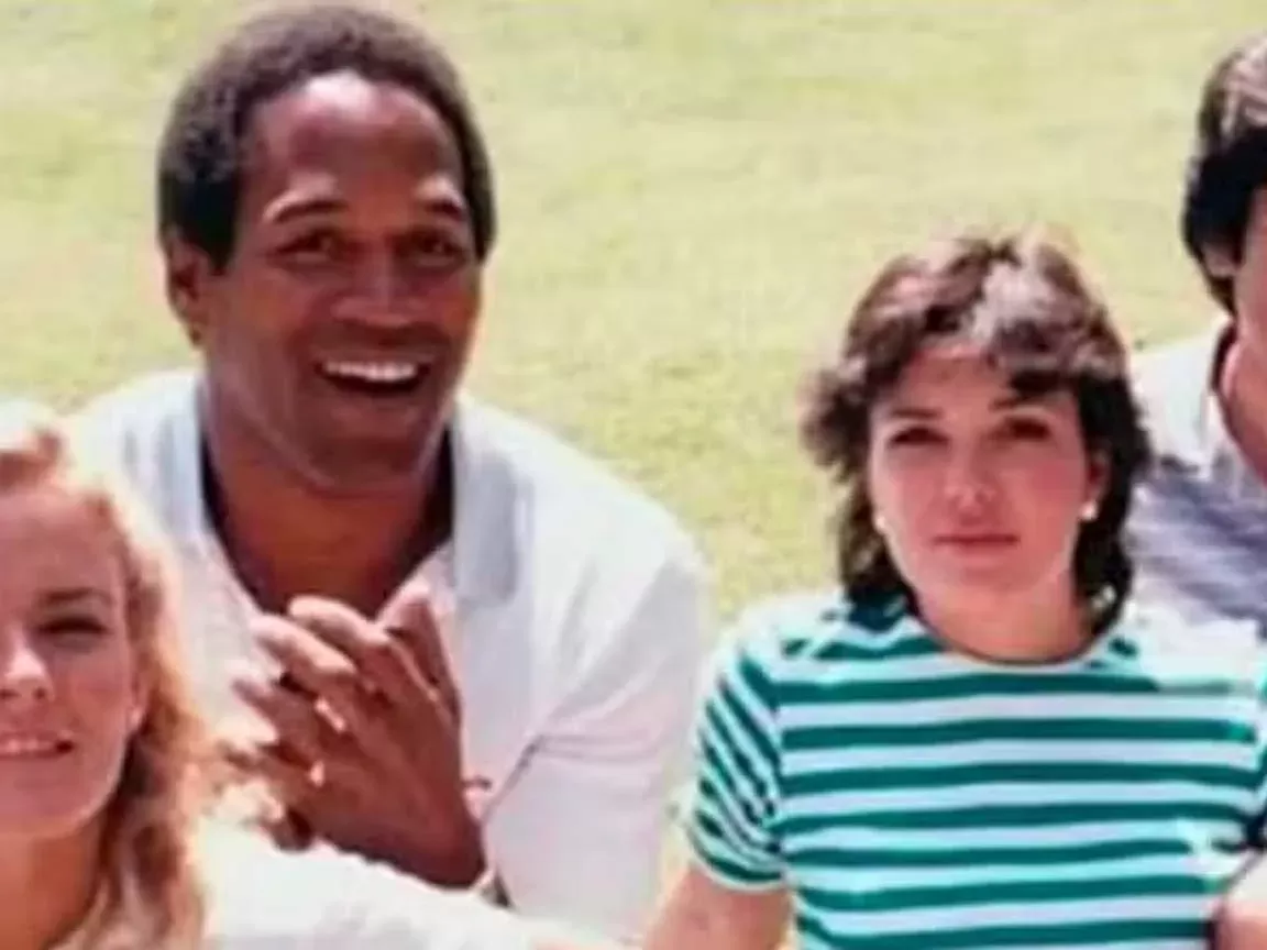 Bíblia dada por Robert Kardashian a OJ Simpson é leiloada por mais de US$ 80 mil