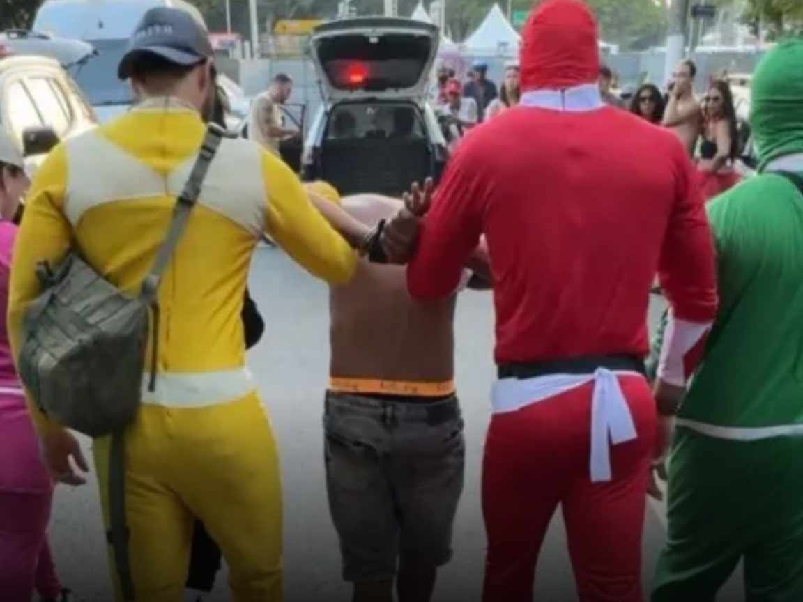 Policiais disfarçados de Power Rangers prendem ladrão de celulares no Carnaval de SP