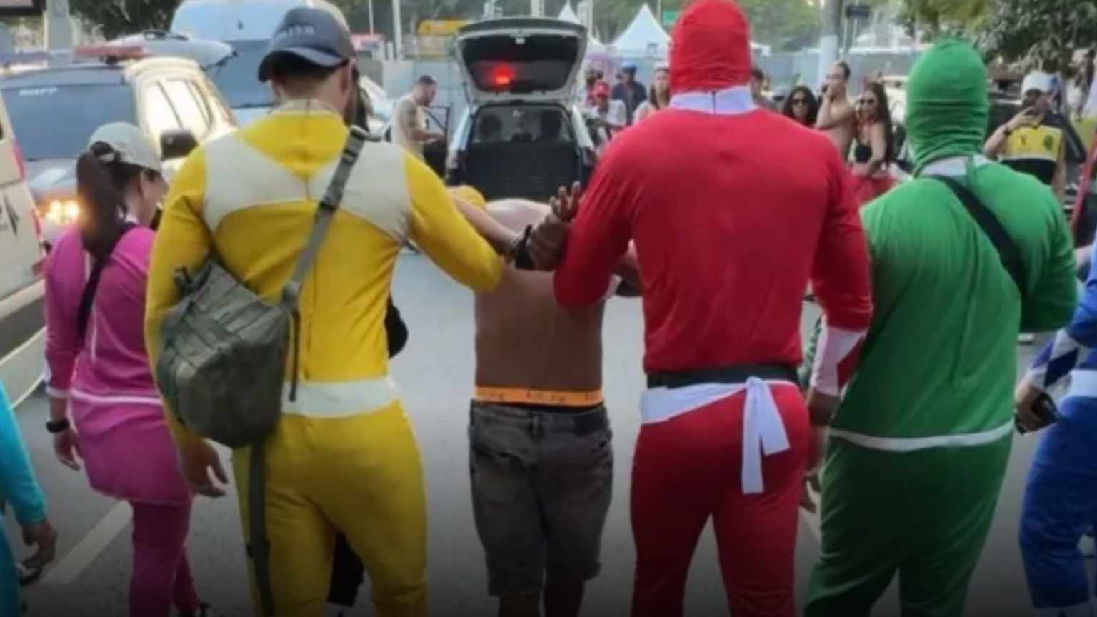 Policiais disfarçados de Power Rangers prendem ladrão de celulares no Carnaval de SP