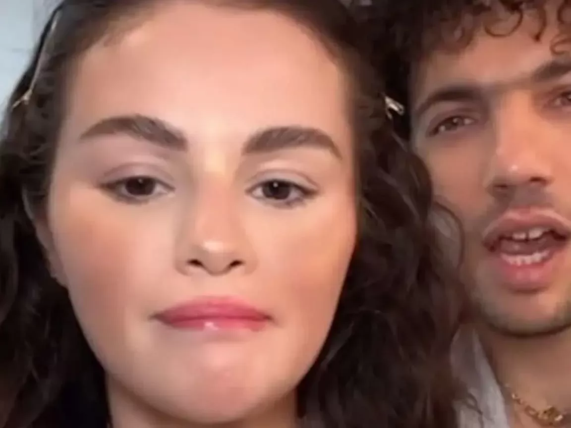 Benny Blanco tenta aplicar maquiagem de Selena Gomez em vídeo divertido