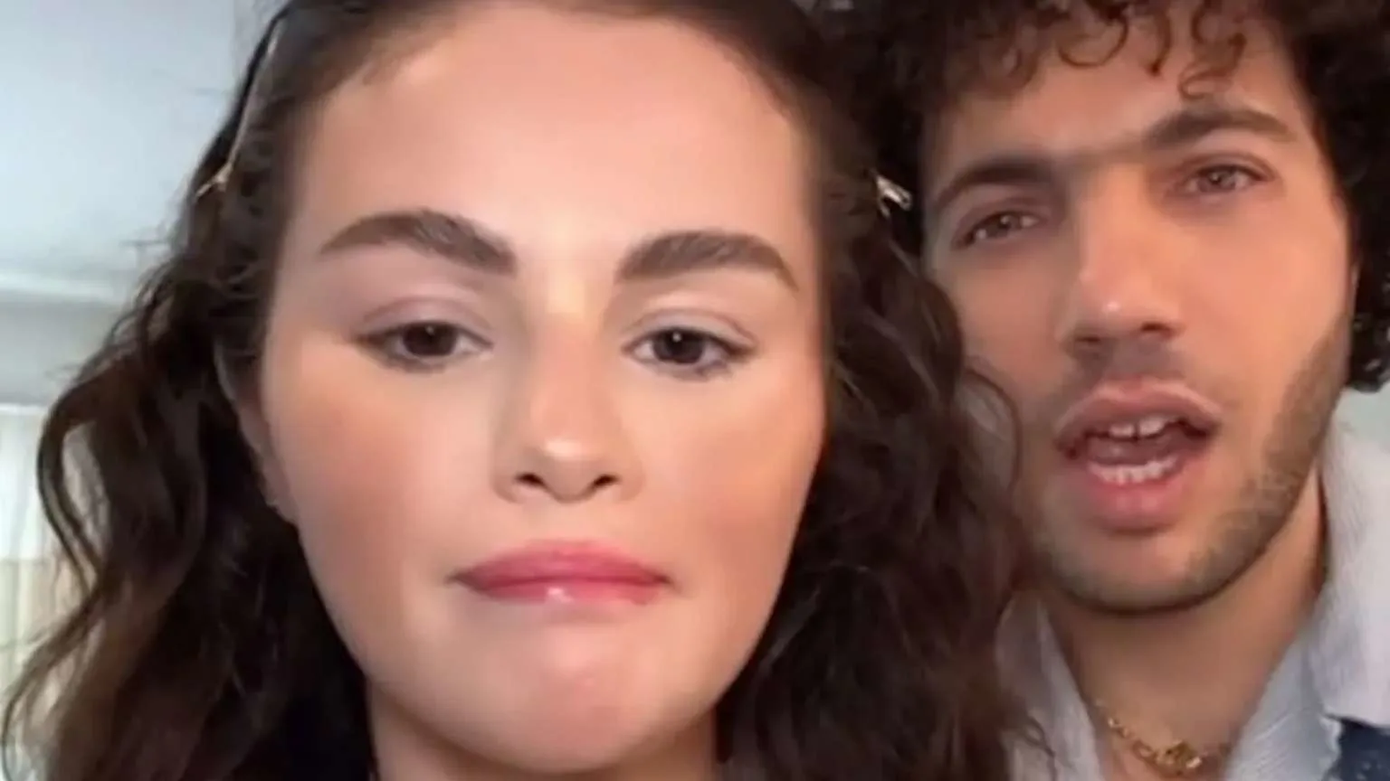 Benny Blanco tenta aplicar maquiagem de Selena Gomez em vídeo divertido