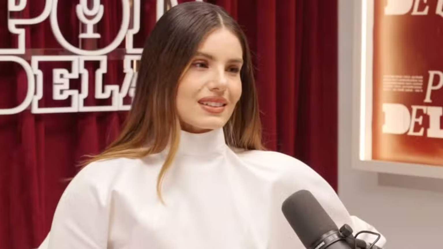 Camila Queiroz relembra início difícil como modelo: 'Era uma vida fria, longe de casa'