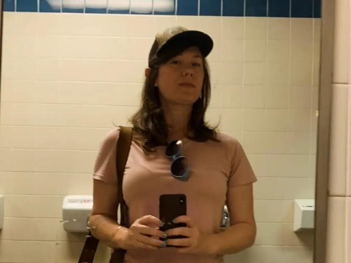 Elizabeth Hanks, filha de Tom Hanks, revela infância turbulenta e relação complexa com a mãe em novo livro