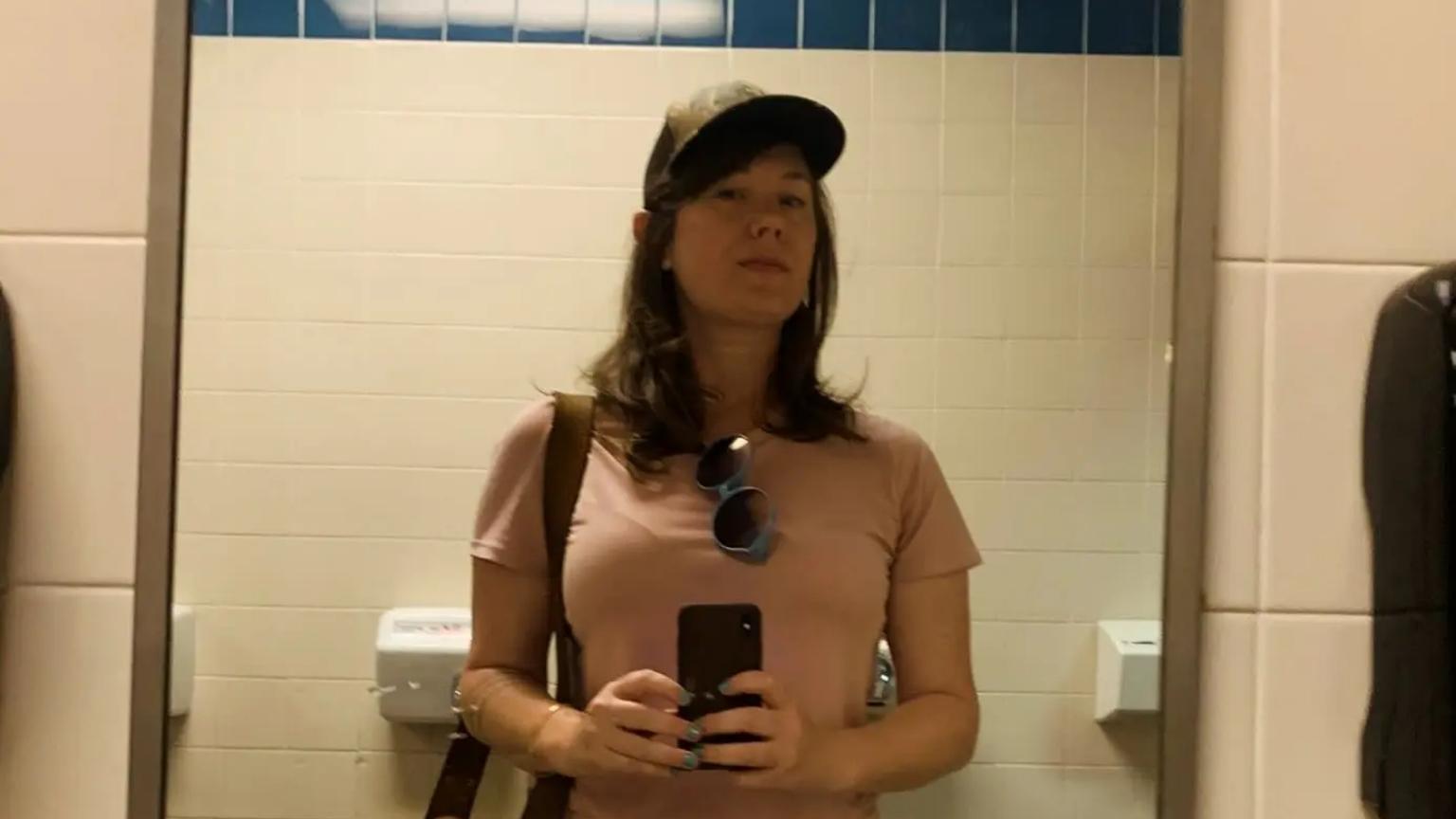 Elizabeth Hanks, filha de Tom Hanks, revela infância turbulenta e relação complexa com a mãe em novo livro