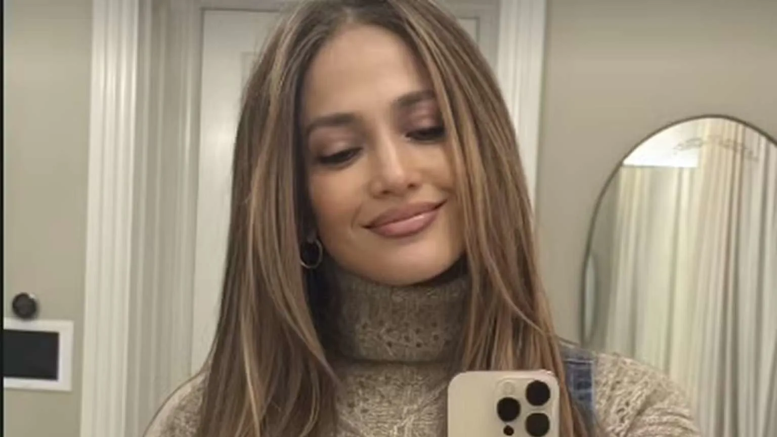 Jennifer Lopez revela que ainda vive na mansão comprada com Ben Affleck após divórcio