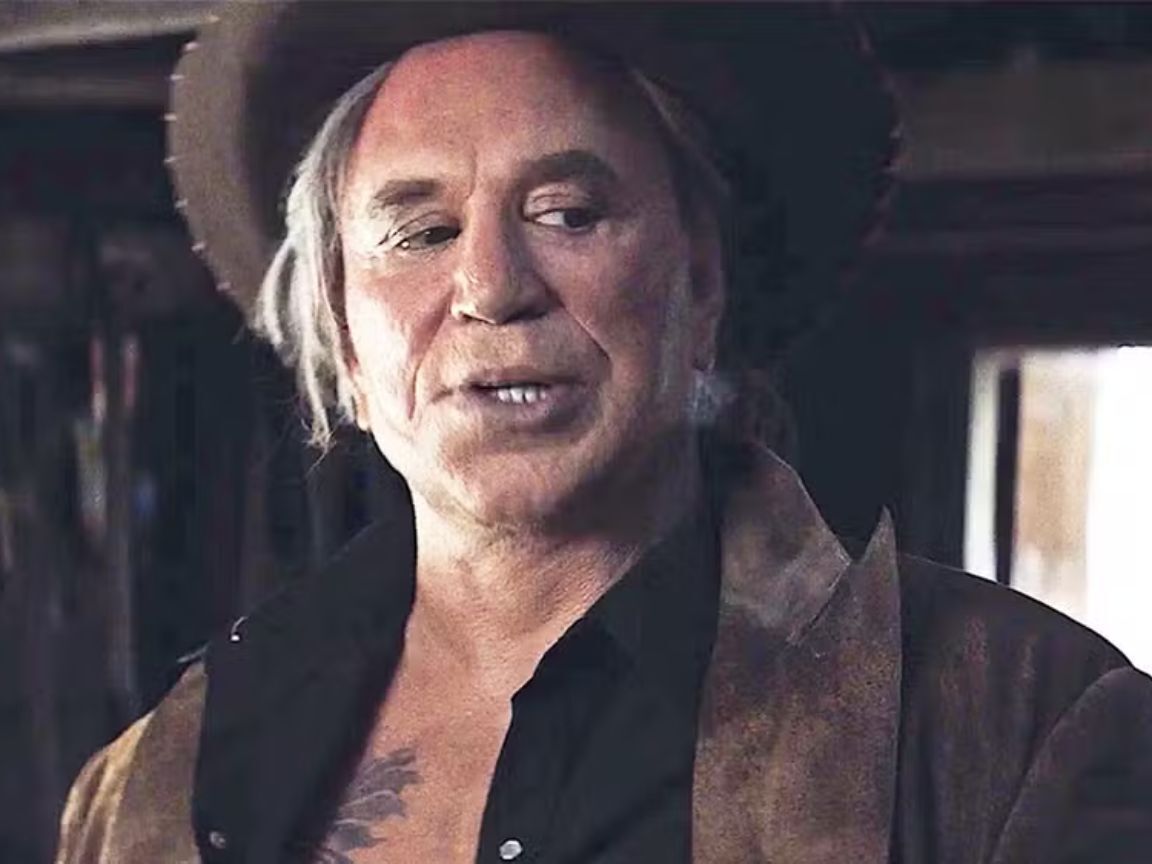 Mickey Rourke é acusado de homofobia e abuso em reality show e set de filmagens