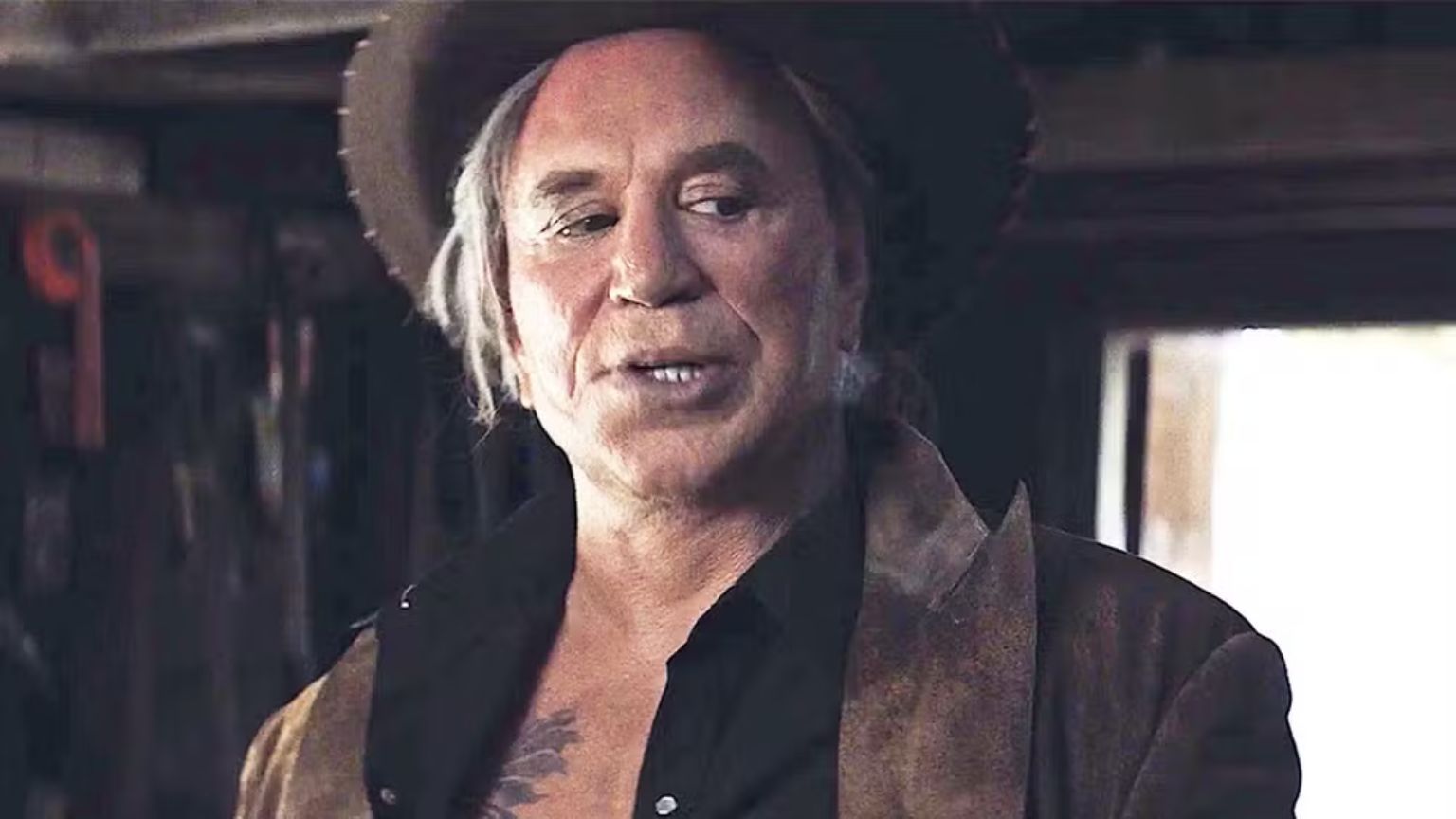 Mickey Rourke é acusado de homofobia e abuso em reality show e set de filmagens