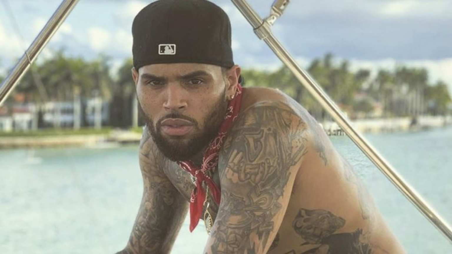 Chris Brown é liberado sob fiança após prisão no Reino Unido por acusação de agressão
