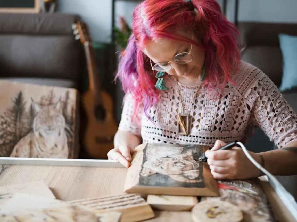 Canhotos e criatividade: mito ou ciência? O que realmente diz a pesquisa sobre o cérebro