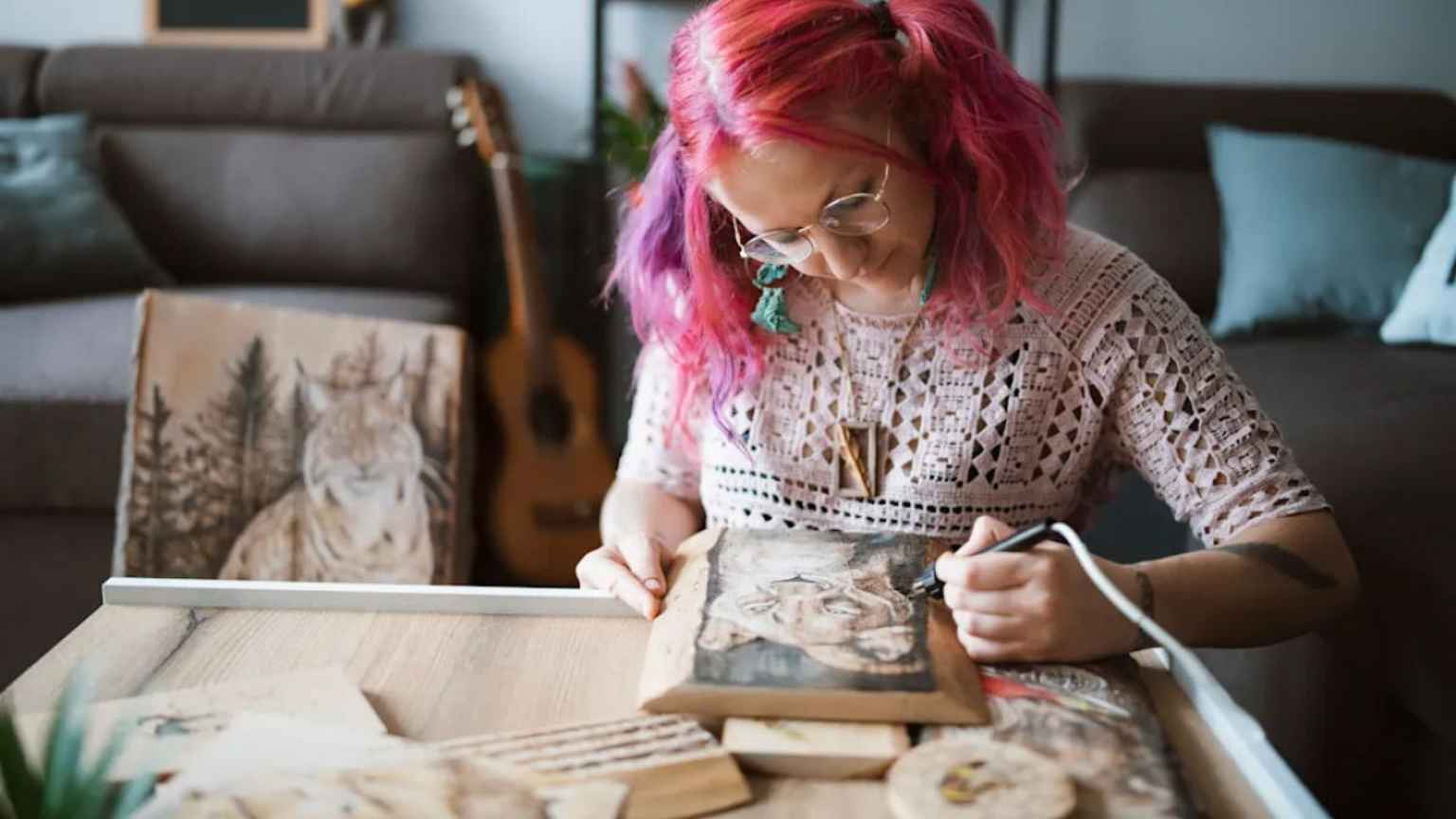 Canhotos e criatividade: mito ou ciência? O que realmente diz a pesquisa sobre o cérebro