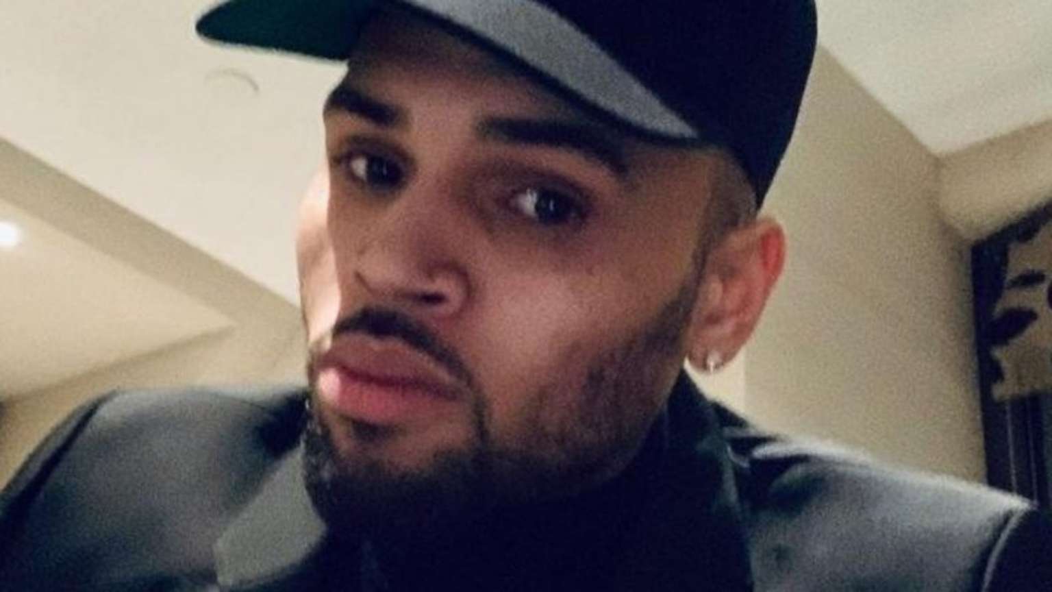Chris Brown é preso no Reino Unido por suspeita de agressão em boate de Londres