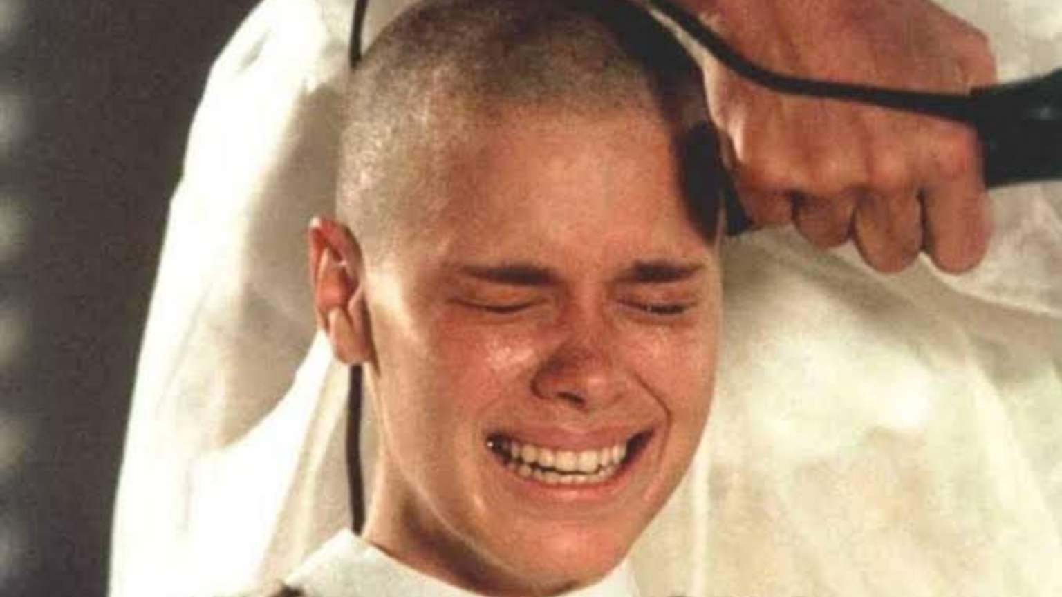 Carolina Dieckmann revela que se sentiu verdadeiramente bonita pela primeira vez ao raspar a cabeça em novela