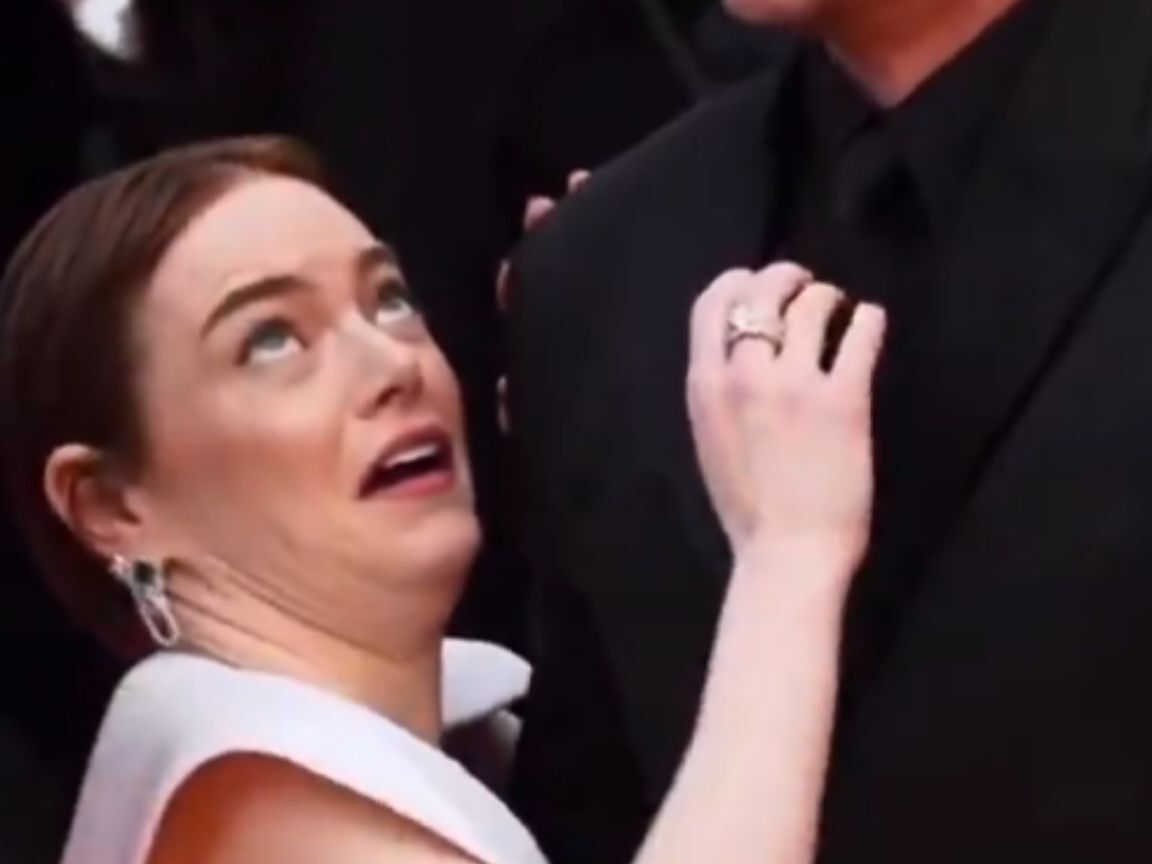 Emma Stone é surpreendida por abelha no tapete vermelho de Cannes