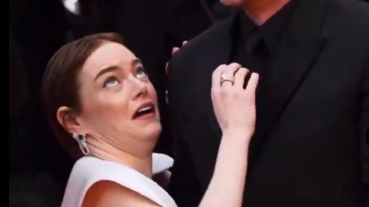 Emma Stone é surpreendida por abelha no tapete vermelho de Cannes