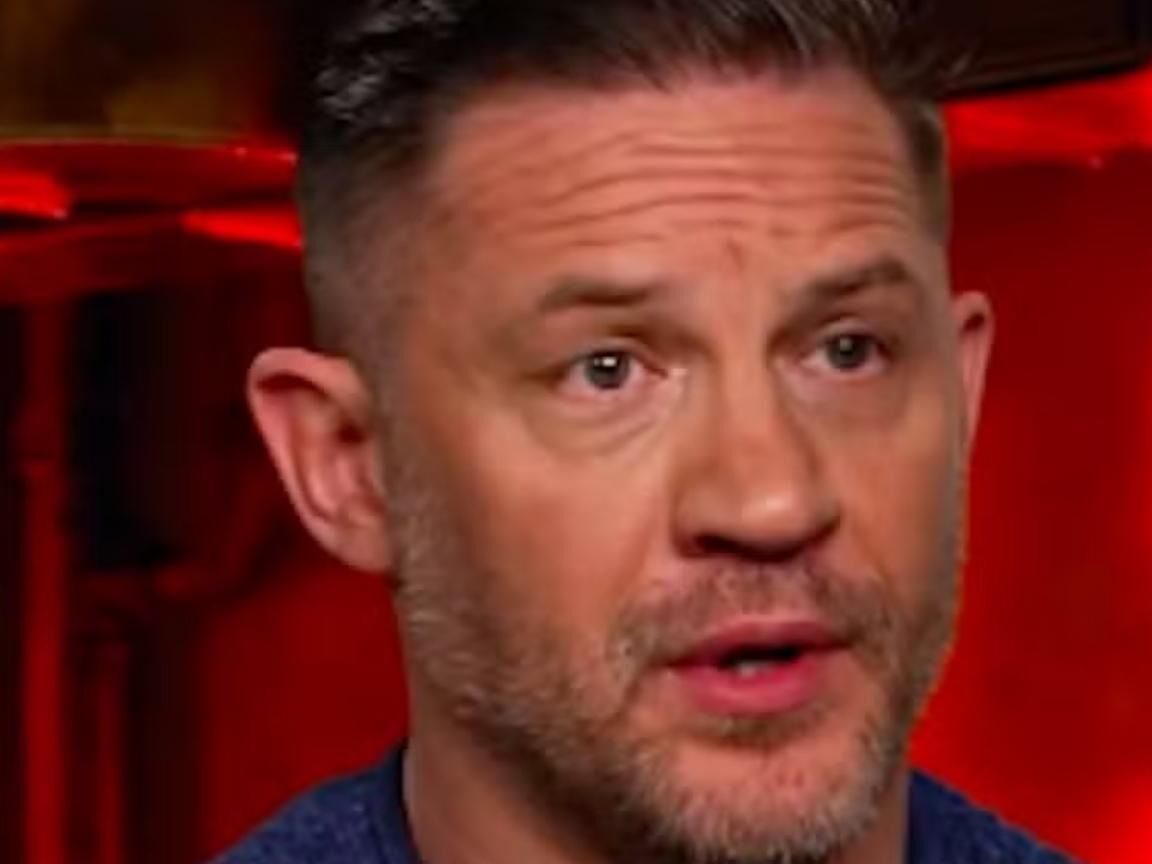 Tom Hardy confirma transplante capilar com bom humor em entrevista descontraída